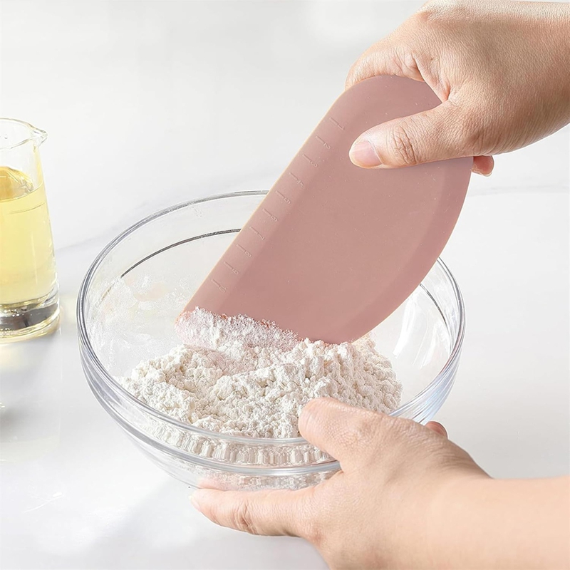 مكشطة سيليكون مرنة ذات حافة من - مراجعة Dough Scraper Curved وسعره
