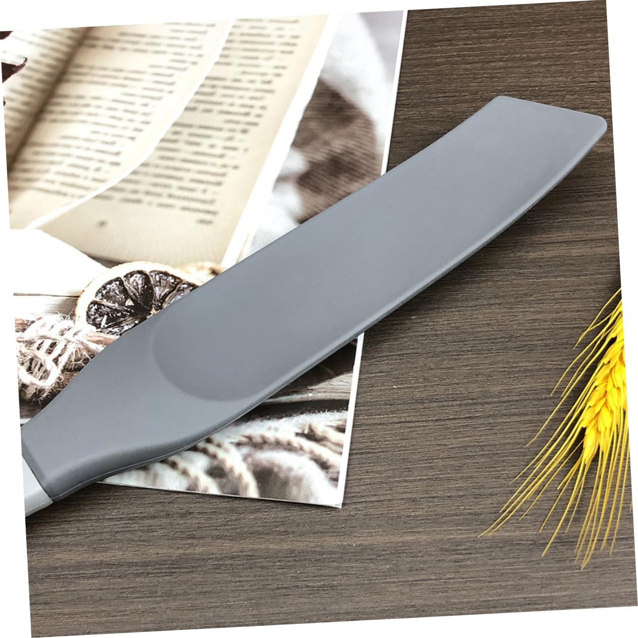 مكشطة سيليكون طويلة بقاعدة منح - مراجعة Dough Scraper Curved وسعره